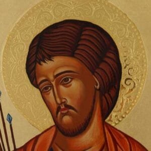 A imagem é um ícone de São Sebastião representado no momento de seu martírio O estilo da obra é o da iconografia cristã tradicional caracterizado por cores vibrantes figuras estilizadas e um fundo dourado que simboliza a luz divina Elementos centrais da composição São Sebastião O santo é a figura central mostrado com o torso nu e amarrado a uma árvore Seu corpo está perfurado por quatro flechas o que alude à tentativa de sua execução por ordem do imperador romano Diocleciano Apesar da violência da cena sua expressão é serena e resignada transmitindo uma sensação de paz espiritual e aceitação de seu destino Uma auréola dourada circunda sua cabeça confirmando sua santidade Cristo no Céu No canto superior esquerdo dentro de um círculo azul que representa o céu Jesus Cristo aparece fazendo um gesto de bênção em direção a São Sebastião Esse detalhe reforça a ideia de que o martírio do santo é um ato de fé testemunhado e acolhido por Deus Cenário O fundo é dividido entre uma paisagem rochosa e estilizada à esquerda e a árvore frondosa à qual o santo está atado A simplicidade do cenário ajuda a focar a atenção do observador no drama espiritual do martírio A obra como um todo não retrata apenas o sofrimento físico mas celebra a força da fé de São Sebastião que se mantém firme diante da morte com a promessa da salvação divina